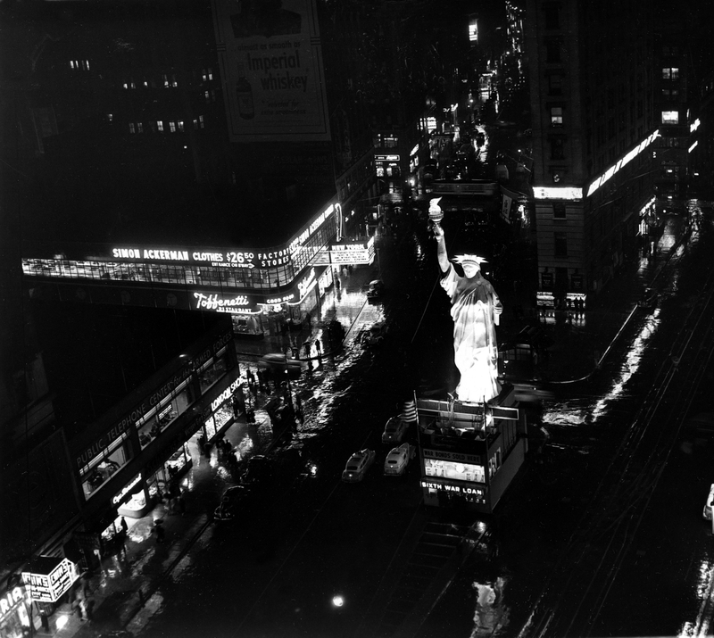 Illustration for article titled Así ha cambiado la plaza más emblemática de Nueva York en los últimos 100 años: caída y auge de Times Square